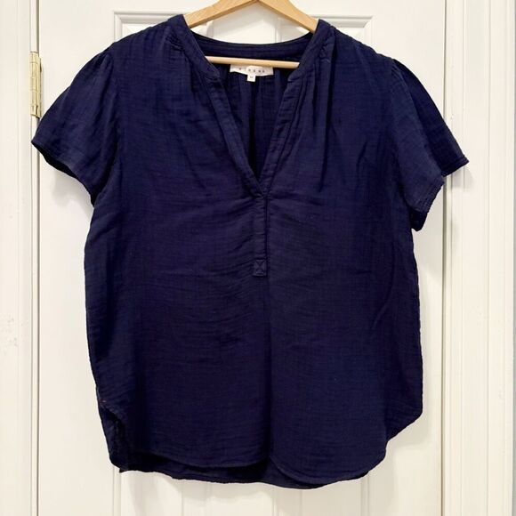 XiRENA Tops - Xirena Popover Top Size M 100% Cotton Navy Blue
